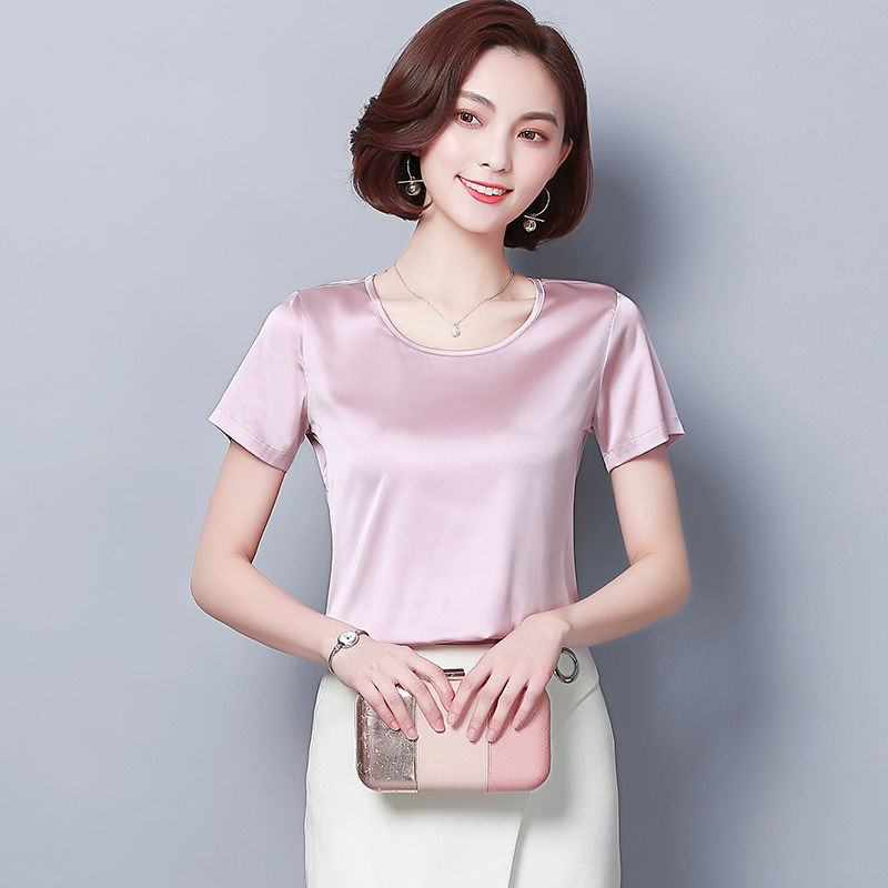 女人爱美可以先这样穿吊带，魅力性感又漂亮，看不出你的真实年龄