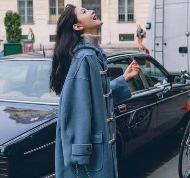  #气质#不想穿得太花哨，又怕黑白灰显老？试试高级的雾霾蓝，特别显气质