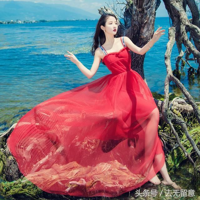 吊带连衣裙,传达性感妖娆的美态!