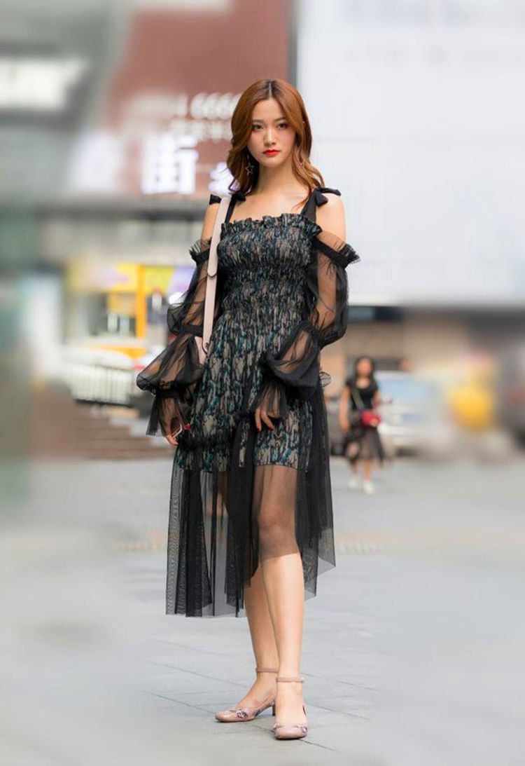 街拍：美女辣妈吊带薄纱裙美的不可方物，真少女秀出优雅高贵气质