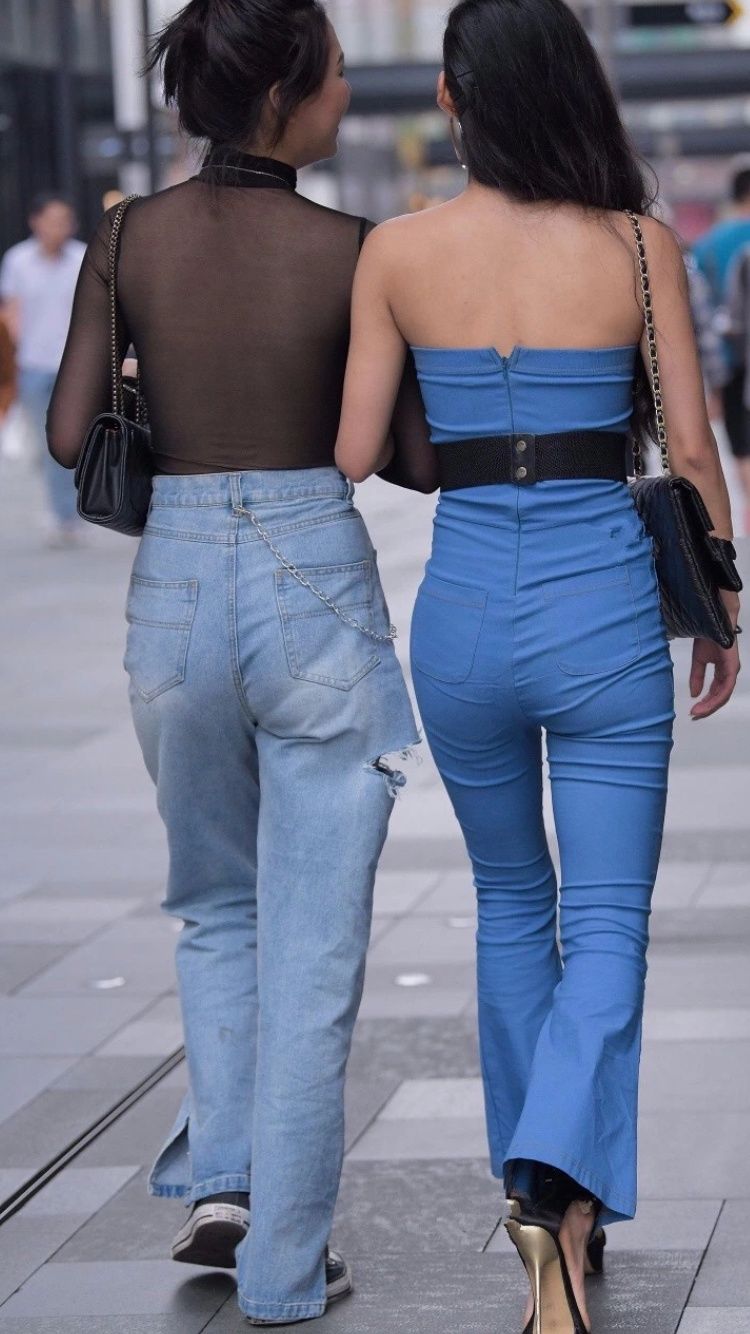 性感街拍丨一对好闺蜜，身材都超赞!背影这么好看谁在乎正脸?