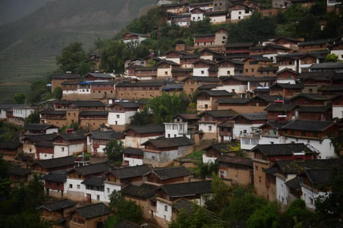 丽江一座小城，居民都住在石头上，整个村庄全是石头建筑！