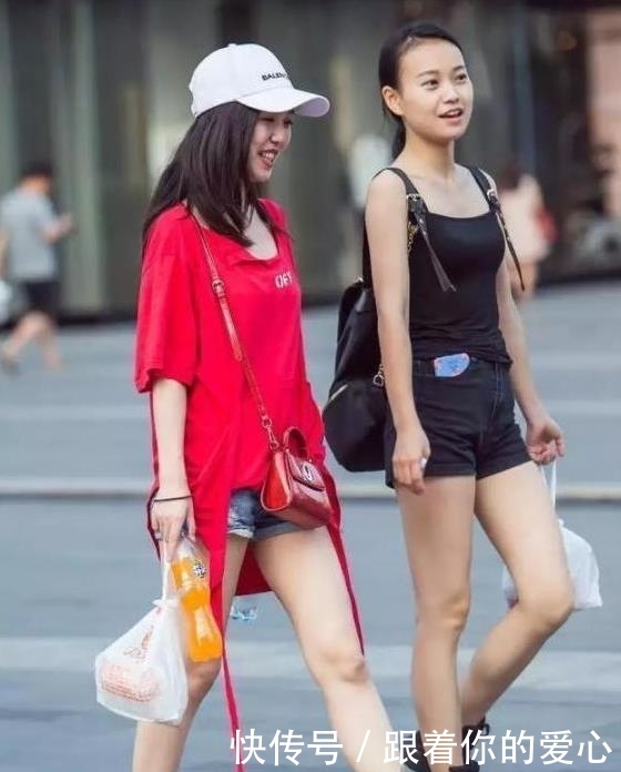 美女■街拍:身材凹凸有致的美女,一身素色的穿搭魅力十足