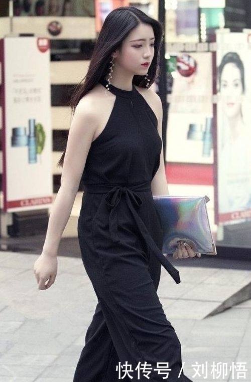 #身穿#街拍:长腿又细又直的美女,身穿黑色超短裤,美的轻松抢眼