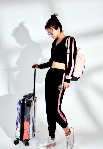 赵丽颖和热巴穿鱼尾裙美丽大气，但却都不及“小短腿”的吴昕惊艳