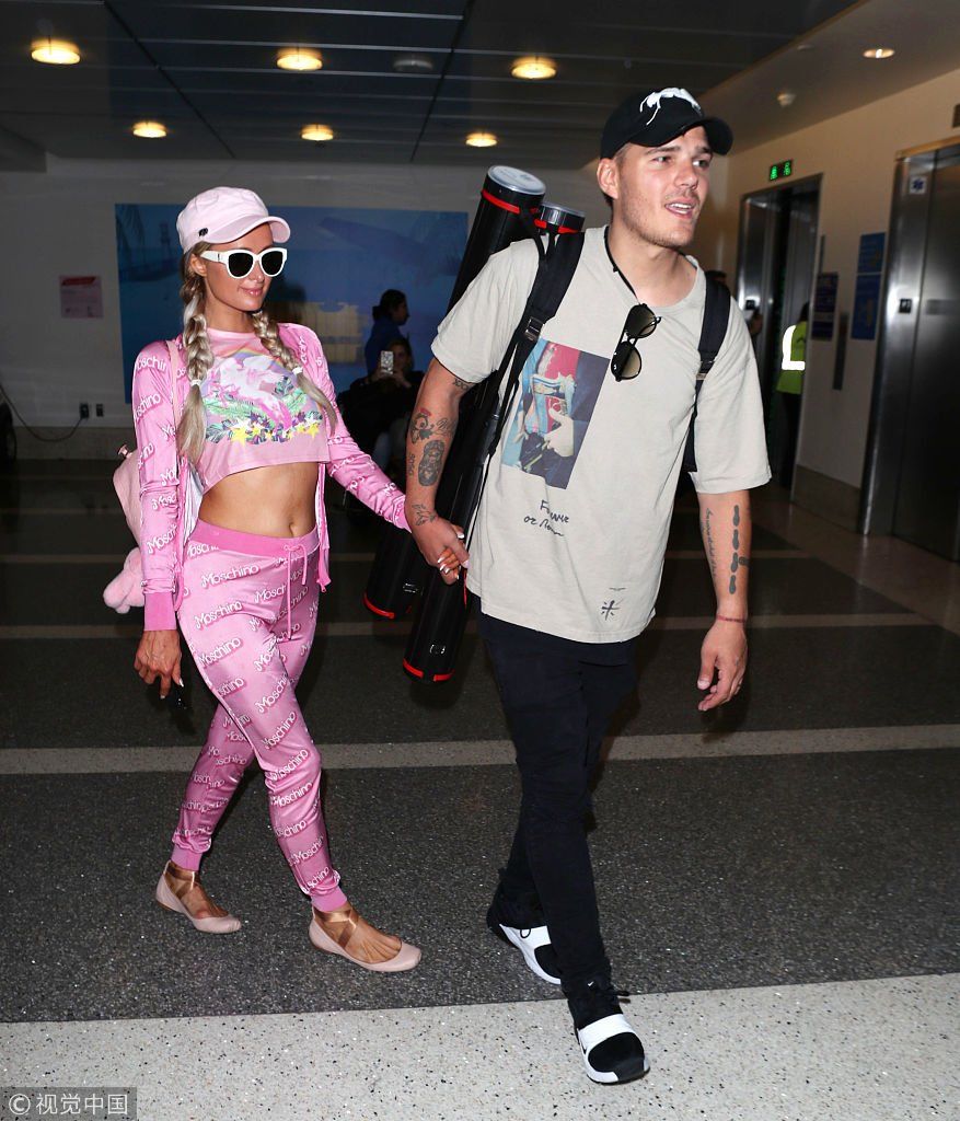 兔女郎？帕丽斯希尔顿从头粉到脚蛮腰性感  与未婚夫牵手赶飞机赴