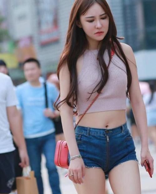  风范：养眼女神街拍：如花似玉的美女，一条白色的连衣裙，青春靓丽气质风范