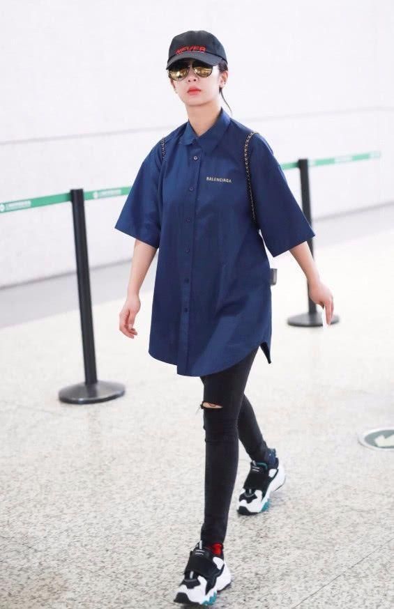 一件显黑的衣服，杨紫穿上身居然会白到反光!网友:底子好!