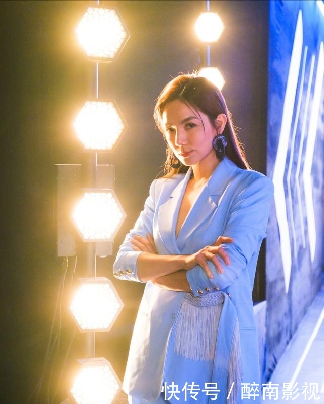  女人味：Ella根本看不出快40，女人味越来越足，穿西服当导师气质太完美
