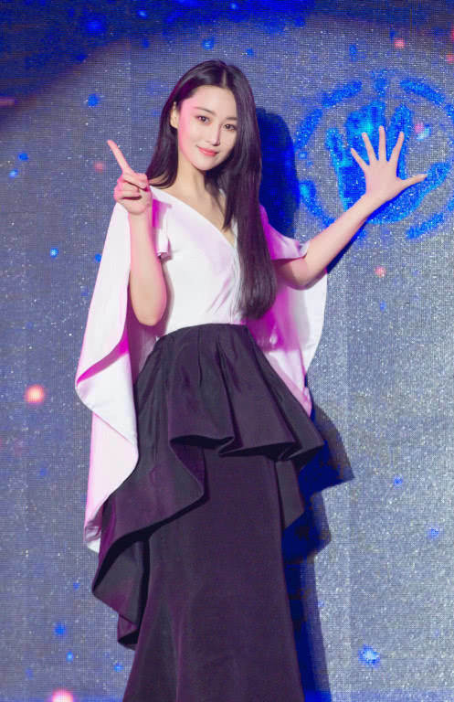 张馨予裤子拉链绝了,这是我见过最长的拉链了,意外好看到爆