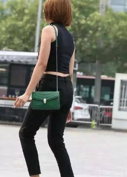 微胖妹子穿打底裤,潮范满满,修身显瘦