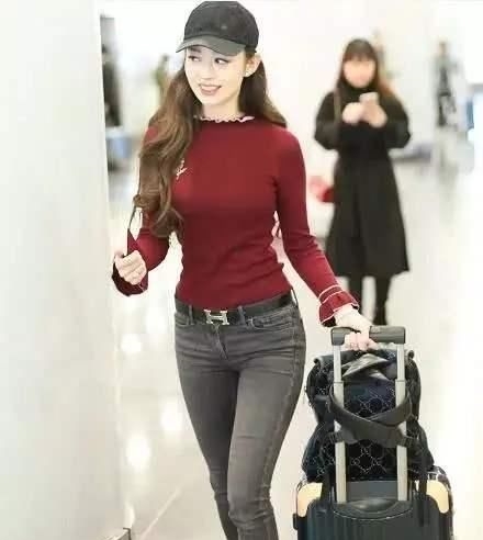  【面孔】26岁吉娜天使面孔魔鬼身材，脱掉羽绒服大秀好身材，这腰我酸了