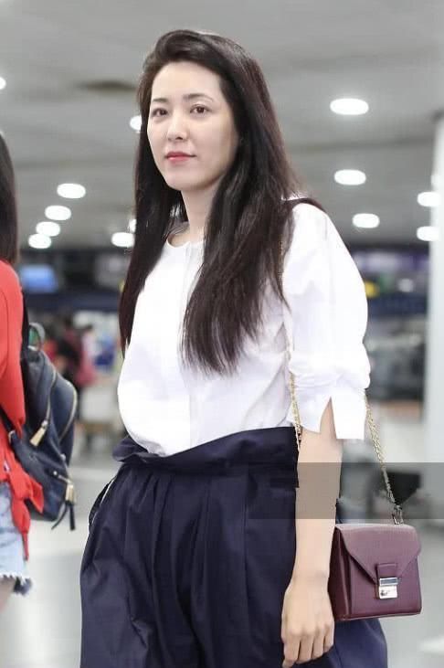 曾黎一改女神的形象放飞自我，脚下有亮点!这鞋子只有你敢穿了!