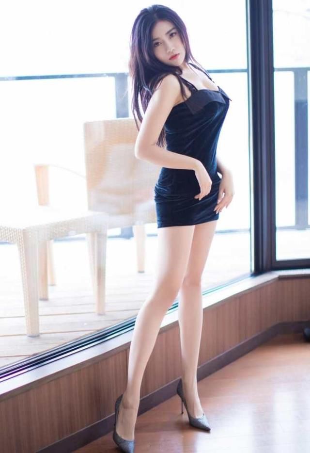 女人就该这么穿，不露骨但是很诱人，黑色丝滑装，女人的性感魅力