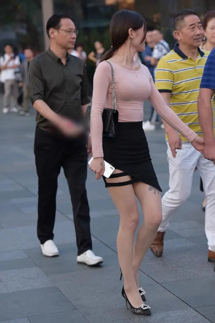 『小姐姐』街拍:优雅干练又靓丽,修身短裙让你穿不腻!