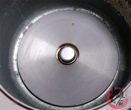 『行清洗』电饭锅内部铺一张纸,想不到这么厉害,大多人都不懂,早学早受益
