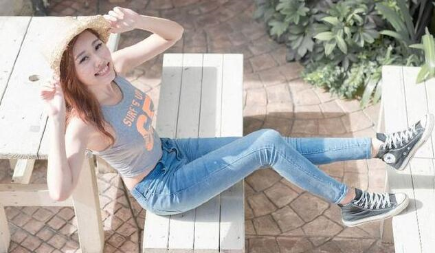 女神穿搭：优雅十足的牛仔裤美女，清纯漂亮，成为万众瞩目的焦点