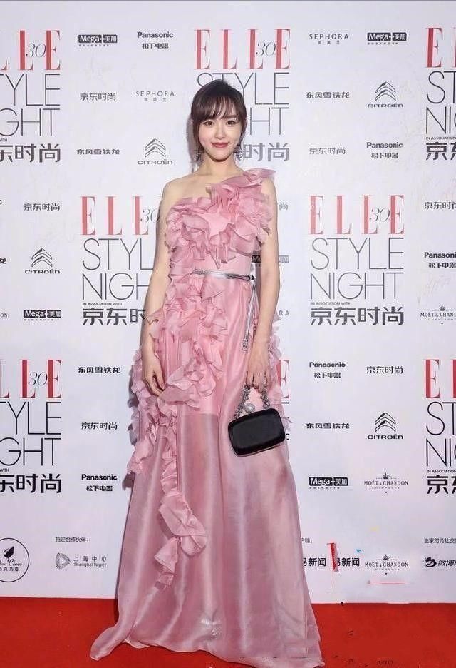 唐嫣被吐槽，粉色裙穿的像“假货”，系“冷热水管”也是够了!