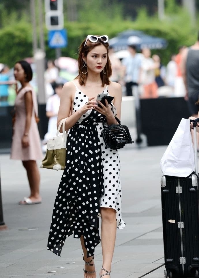  「气质」路人街拍：气质美女穿拼接波点裙，落落大方的样子真美！