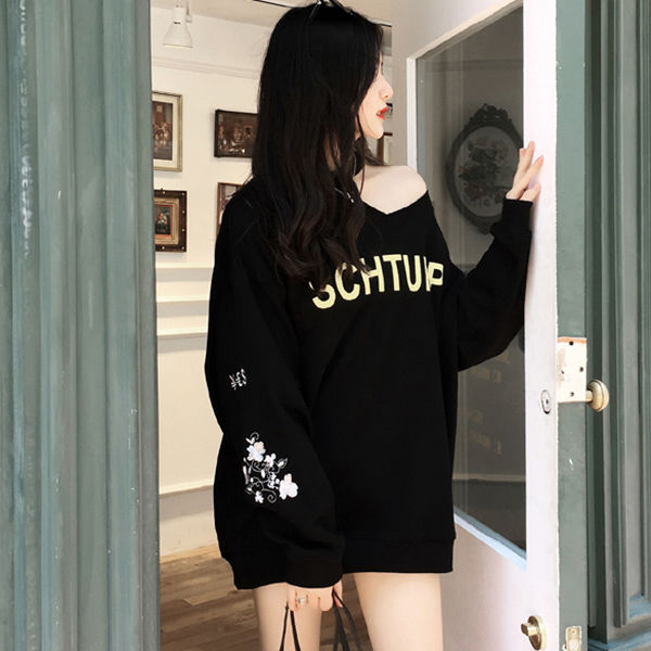 20几岁的姑娘，去年的卫衣别穿错了，今年流行这种慵懒风