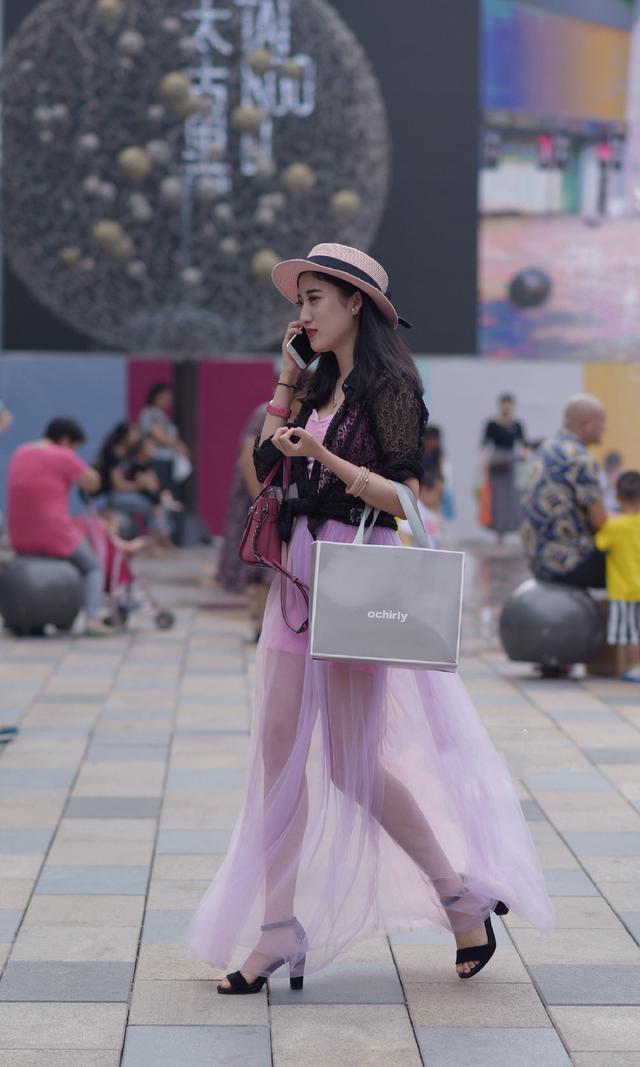 街拍：夏日街头的美女皮肤白皙，一件吊带裙时尚中透露出一丝性感
