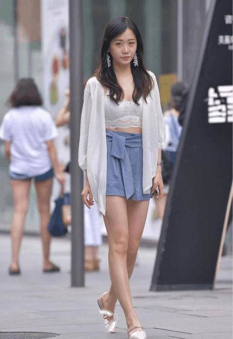 街拍:成熟韵味的打底裤美女,穿出女性自信美感,吸引力十足!