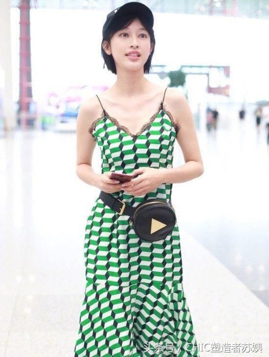 尴尬了!34岁张俪一身吊带绿裙清爽出镜，却被“腋毛”抢了镜