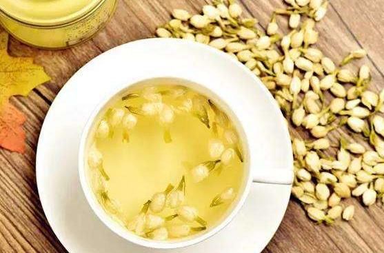  好处■茉莉花茶，是天然的“抗衰茶”，每天喝1杯，4个好处不请自来