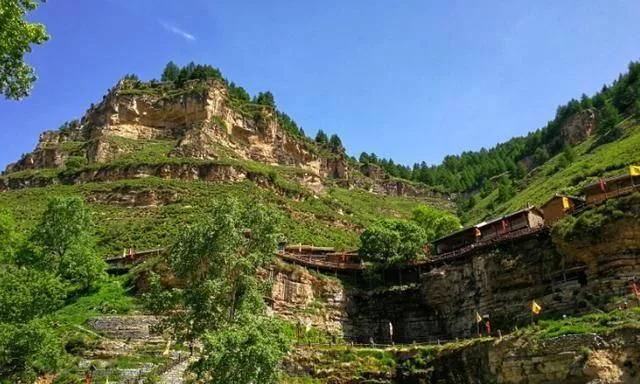 国内有个“悬空村”,村民出门就是悬崖,景色优美与世隔绝!【2020热门旅游景点】