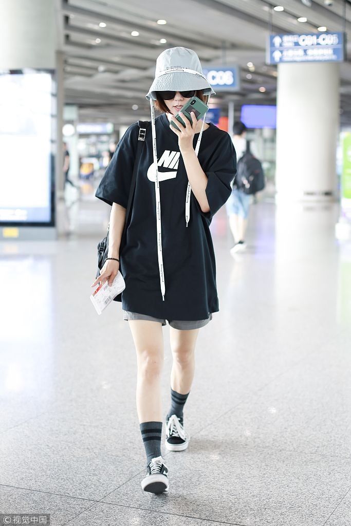 王珞丹戴渔夫帽挂长长飘带cos唐僧  布鞋配足球袜秀美腿少女感十