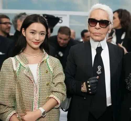  『姚晨』香奈儿老佛爷，与其她女星同照时都是高冷脸，唯独对她笑了