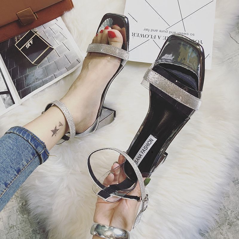 马蹄跟凉鞋真是懒人必备，上脚清爽，搭啥衣服都好看