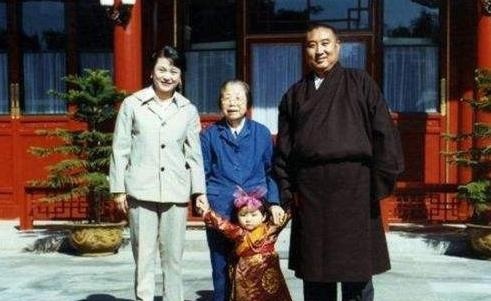 她誉为“东方之花”,老公是西藏活佛,生下女儿成唯一公主！