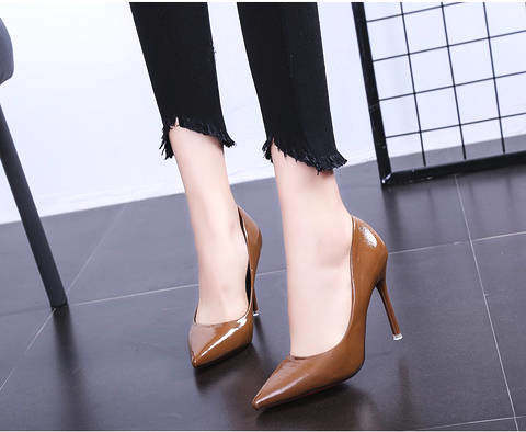 细微纹亮皮与酒杯跟结合的高跟鞋，性感又成熟