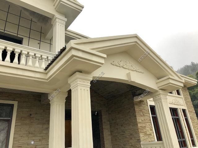  房盖■重庆刘先生回乡建洋楼，光挖机费就花了2万多，这房盖的有