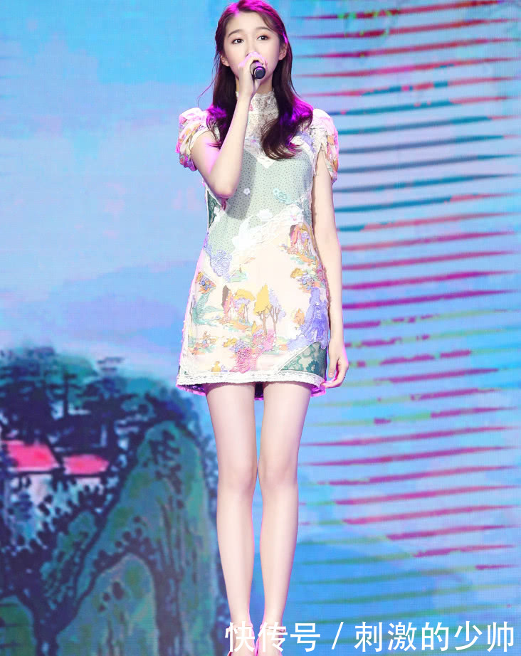 关晓彤穿旗袍，把小桥流水人家都穿在了身上，旗袍装让人惊艳