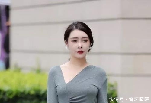  偶遇：街头偶遇优雅小姐姐，搭配灰色长袖，自然大方有魅力