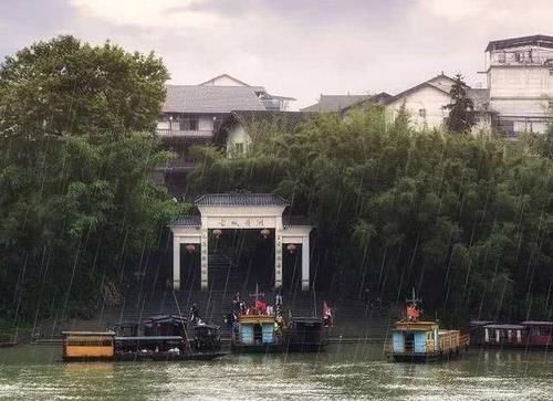 中国唯一坐船才能到的古镇,漂在水上400年,至今不通车,不修桥