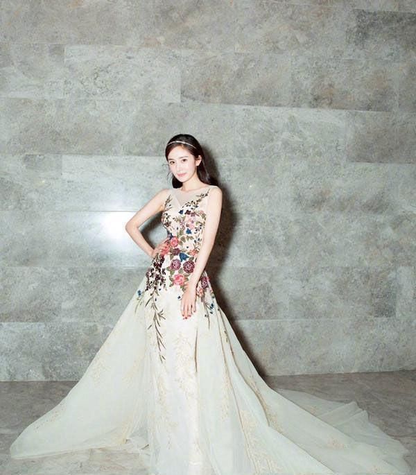 关晓彤裸色裙女人味爆棚,撞衫少妇杨幂,姜还是老的辣