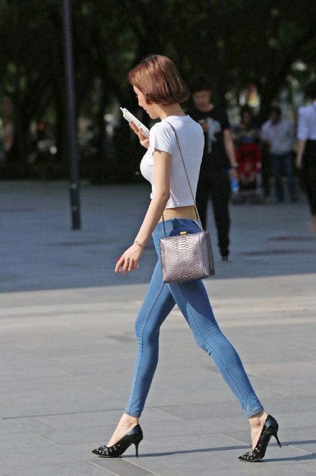 对于短头发的小姐姐来说，一般都表现的比较中性，她们重点突出点