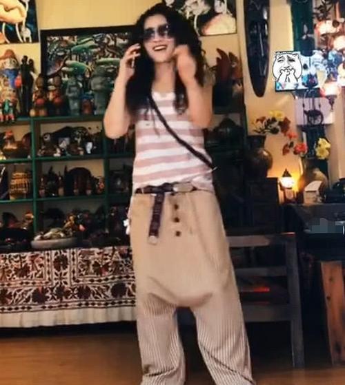 抖音惊现网红小姐姐穿奇葩裤子,这裤裆低到无语,网友:腿长30厘米?