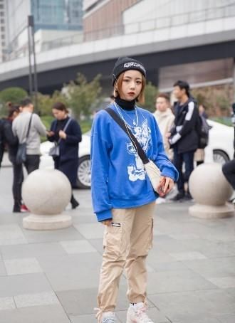  感觉：路人街拍，小姐姐搭配碎花连衣裙，给人清新又浪漫的感觉