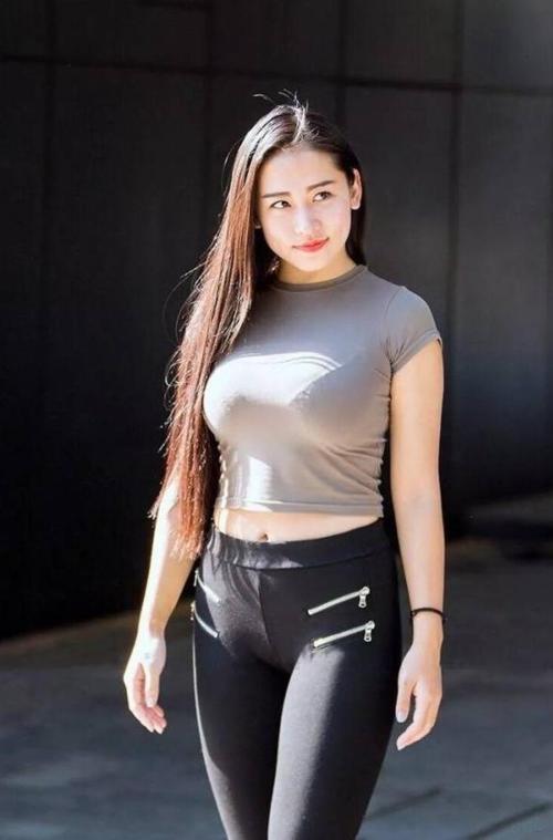 紧身打底裤小姐姐，高傲的姿态，凸显的马甲线，尽显女神曲线！