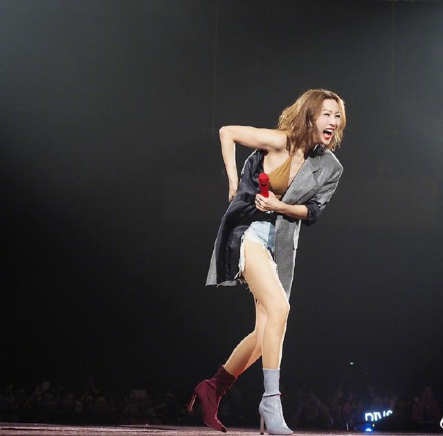 46岁郑秀文解锁新时尚，外套只穿一半 鞋子不同色，网友：就服你