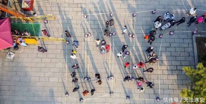 济南人排出教科书式长队:1.5米距离的美