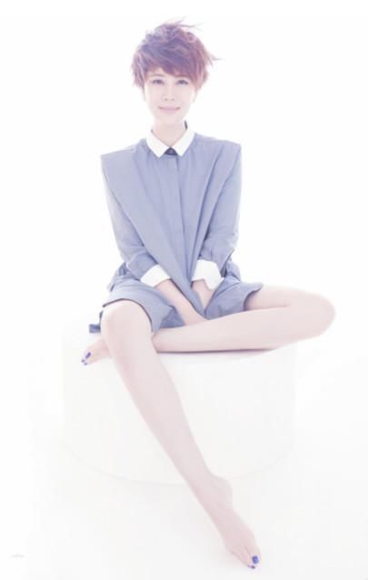 海清身穿一袭性感吊带装露美背，性感尤物，越来越年轻的节奏!