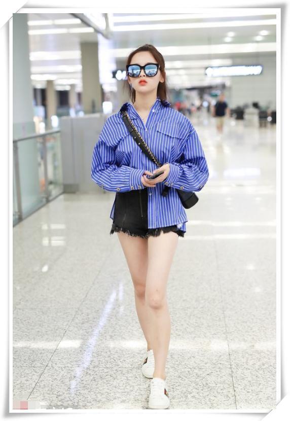 杨超越衬衫短裤现机场, 姿态趾高气昂, 网友: 怎么老有一股乡土味