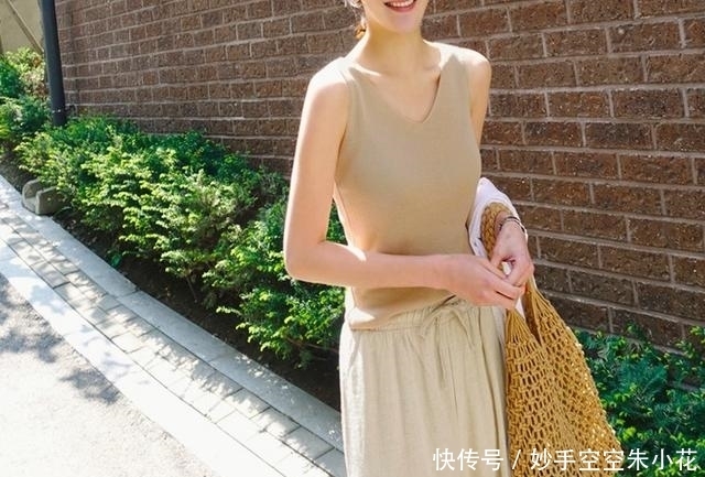 【中年】这个中年女人穿衣也太好看了吧!简约又高雅,感觉美极了
