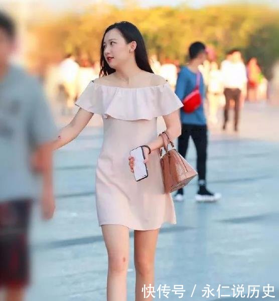  #迷人#街拍肤如凝脂的小姐姐，一件黑色上衣配黑色短裙，青春靓丽迷人