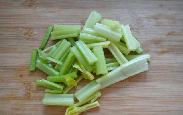 做芹菜炒肉,芹菜味道重怎么办?教您多加“这1步”,好吃味更香